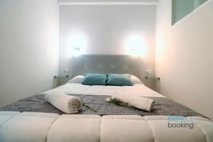 Postel nebo postele na pokoji v ubytování Loft Alboran Salou, climatizado, piscina y wifi