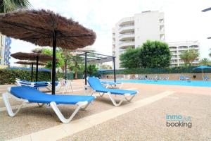 Bazén v ubytování Loft Alboran Salou, climatizado, piscina y wifi nebo v jeho okolí