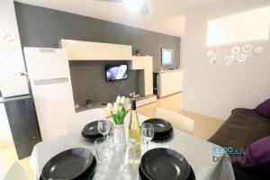 Kuchyň nebo kuchyňský kout v ubytování Loft Alboran Salou, climatizado, piscina y wifi