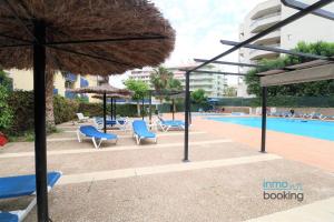 Bazén v ubytování Loft Alboran Salou, climatizado, piscina y wifi nebo v jeho okolí