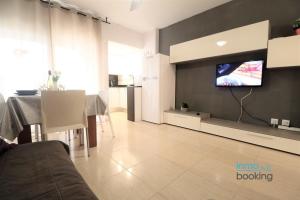 TV a/nebo společenská místnost v ubytování Loft Alboran Salou, climatizado, piscina y wifi