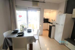 Kuchyň nebo kuchyňský kout v ubytování Loft Alboran Salou, climatizado, piscina y wifi