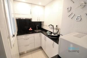 Kuchyň nebo kuchyňský kout v ubytování Loft Alboran Salou, climatizado, piscina y wifi