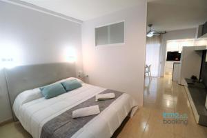 Postel nebo postele na pokoji v ubytování Loft Alboran Salou, climatizado, piscina y wifi + 35 fotografií
