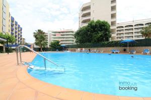 Bazén v ubytování Loft Alboran Salou, climatizado, piscina y wifi nebo v jeho okolí