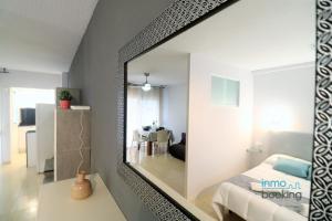 Postel nebo postele na pokoji v ubytování Loft Alboran Salou, climatizado, piscina y wifi
