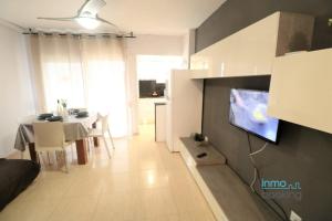 TV a/nebo společenská místnost v ubytování Loft Alboran Salou, climatizado, piscina y wifi