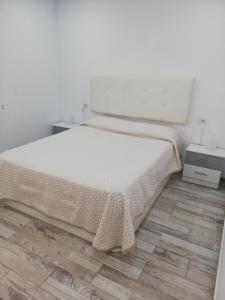 una camera con letto e pavimento in legno di Casa Gianluca ad Adeje