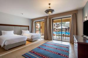 Tempat tidur dalam kamar di Marina Resort Port Ghalib, a member of Radisson Individuals