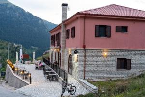 a building with a bike parked in front of it at ΞΕΝΩΝΑΣ ΜΑΤΣΟΥΚΙ in Matsoúkion