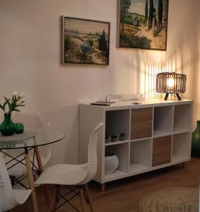 ein Esszimmer mit einem Tisch und einem weißen Schrank in der Unterkunft Civico17 in Santa Ninfa
