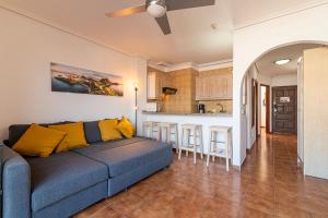 a living room with a couch and a kitchen at Apartamento con balcón y vistas al mar - Golf del Sur - Parque Albatros in San Miguel de Abona