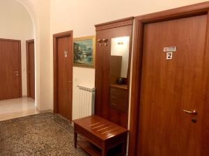 einen Flur mit einer Holztür und einem Holzhocker in der Unterkunft Paramount in Rom