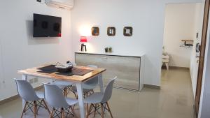 a dining room with a table and chairs at Patagonia Apart Dpto 3 in Paraná +5 photos