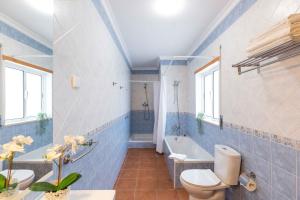 Ванная комната в Villa Marquez Apartments +27 фотографий