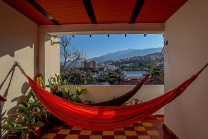 d'un hamac sur un balcon avec vue. dans l'établissement Havana Dance School & Hostel, à Cali