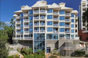 un’immagine di un grande condominio di ☆Airliedise☆HOT TUB suite☆5min walk 2 Port of Airlie/Ferry terminal☆WiFi☆Netflix☆NO Hills ad Airlie Beach