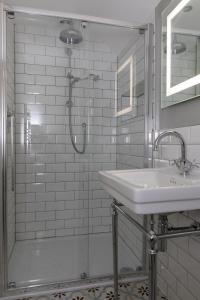 ห้องน้ำของ Loft Apartment nr Bath & Bristol with hot tub +10 ภาพ