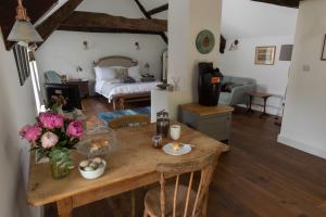 uma sala de estar com uma mesa e um quarto em Loft Apartment nr Bath & Bristol with hot tub em Bristol