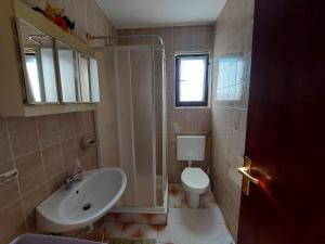 Kúpeľňa v ubytovaní Apartments Istria Baska + 21 fotografií