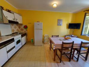 Kuchyňa alebo kuchynka v ubytovaní Apartments Istria Baska