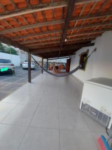 un aparcamiento vacío con una hamaca colgando del techo en Casa de Praia - Coqueiro - Piauí, en Luís Correia