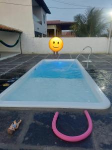 una piscina inflable con una carita sonriente en el medio en Casa de Praia - Coqueiro - Piauí, en Luís Correia