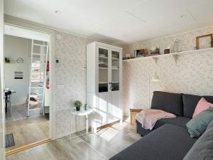 Höviksnäsにある6 person holiday home in Höviksnäs-By Traumのソファとテーブルのあるリビングルーム