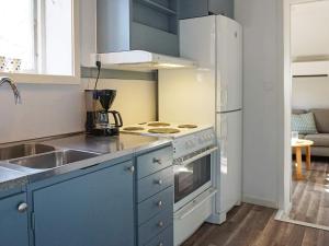 een keuken met een witte koelkast en een wastafel bij Holiday home HUNNEBOSTRAND XII in Hunnebostrand