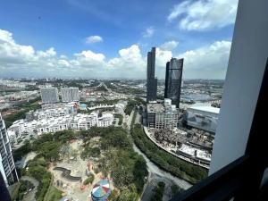 une vue aérienne sur une ville avec de grands bâtiments dans l'établissement iCity 2Bedroom Near Themepark & Mall Free Parking Muslim Friendly, à Kampong Padang Jawa