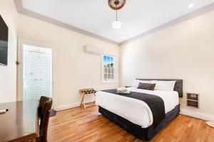 Un dormitorio con una cama y una mesa. en Canungra Hotel, en Canungra