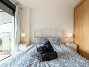 sypialnia z dużym łóżkiem i dwiema poduszkami w obiekcie Apartment in Mijas Costa with garage w mieście Mijas Costa +21 zdjęć