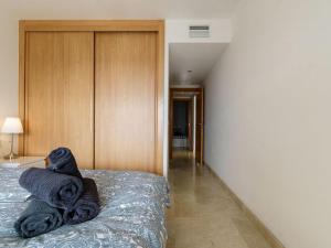 Łóżko lub łóżka w pokoju w obiekcie Apartment in Mijas Costa with garage