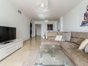 Telewizja i/lub zestaw kina domowego w obiekcie Apartment in Mijas Costa with garage