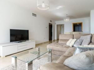 salon z kanapą i telewizorem w obiekcie Apartment in Mijas Costa with garage w mieście Mijas Costa