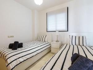 Łóżko lub łóżka w pokoju w obiekcie Apartment in Mijas Costa with garage