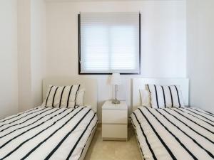 Łóżko lub łóżka w pokoju w obiekcie Apartment in Mijas Costa with garage