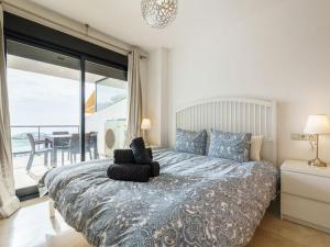 sypialnia z dużym łóżkiem i dużym oknem w obiekcie Apartment in Mijas Costa with garage w mieście Mijas Costa