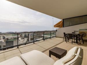 balkon ze stołem i krzesłami na dachu w obiekcie Apartment in Mijas Costa with garage w mieście Mijas Costa