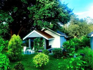 una pequeña casa en medio de un patio en Hidden Lake Cottages Sigiriya en Sigiriya
