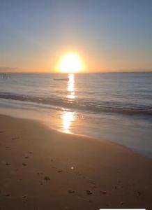una puesta de sol en una playa con puesta de sol en Barra Grande Condomínio de Alto Padrão na Vila en Barra Grande
