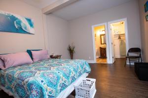 1 dormitorio con 1 cama con una manta colorida en Cozy Studio in the Downtown/Montrose area, en Houston