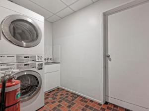 A bathroom at Chalet Motor Inn