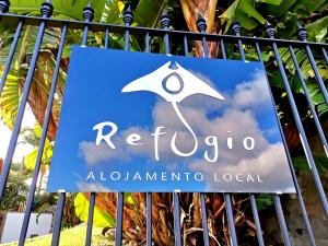 een bord voor een hotel in Alohawana bij O Refúgio - Espaço natural, amplo e privado in Angra do Heroísmo