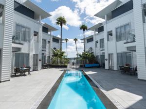 Bazen u objektu Oceanside - Paihia Waterfront Apartment ili u blizini