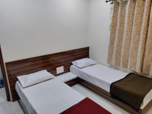 een slaapkamer met 2 bedden en een raam bij Corner apartment, 2BHK with good privacy, parking in Bangalore