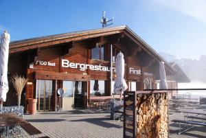 Un restaurante u otro lugar para comer en Berggasthaus First - Only Accessible by Cable Car