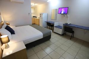 Postel nebo postele na pokoji v ubytování Tropic Coast Motel