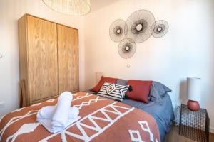 1 dormitorio con 1 cama con manta roja y azul en DOWNTOWN ROOFTOP - CENTRE VILLE - WiFi - TERRASSE - NETFLIX, en Amiens