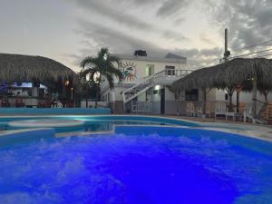 einem Pool mit blauem Wasser vor einem Gebäude in der Unterkunft Hotel Sol Azul in La Romana